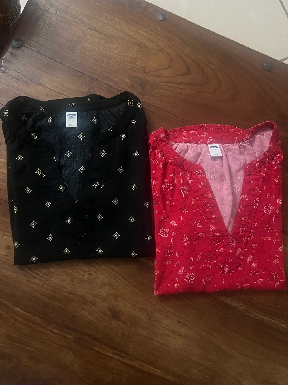 Old Navy Two-Pack Women’s yV-Neck Tunic Tops - Black & Red
